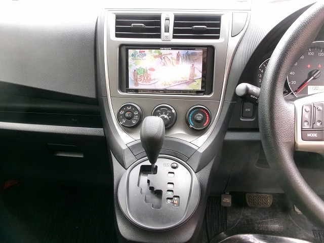 ラクティス　4WD(内装:シフト)
