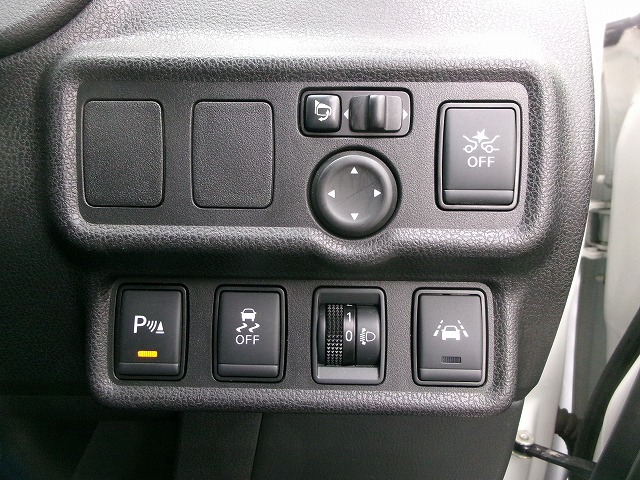 ノート　4WD(内装:ナビ)