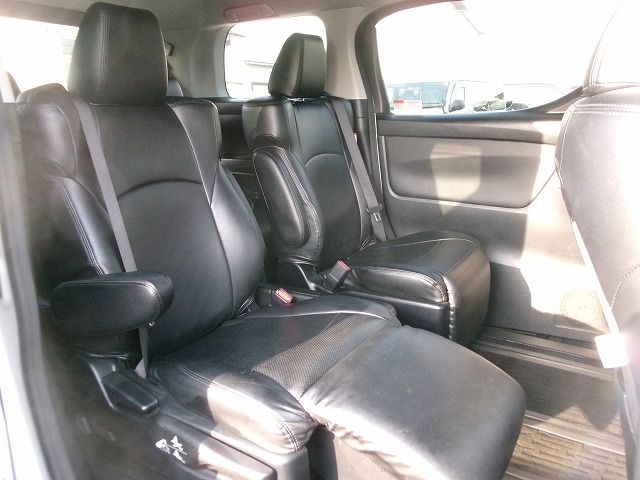 トヨタ　ヴェルファイア　4WD(外装:右後)