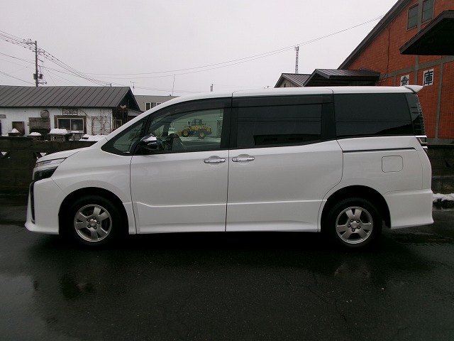 ヴォクシー　4WD(外装:後)