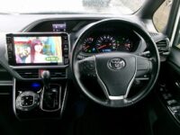 ヴォクシー　4WD(外装:右前)