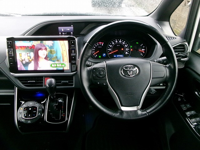 ヴォクシー　4WD(外装:右前)