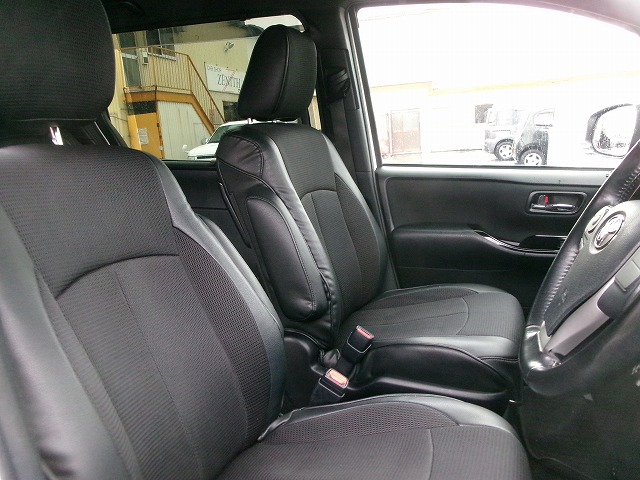 ヴォクシー　4WD(外装:左前)