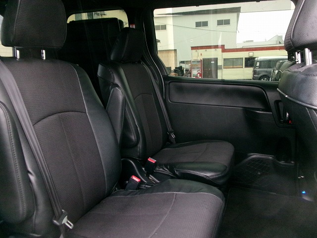 ヴォクシー　4WD(外装:右後)