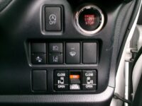 ヴォクシー　4WD(内装:ナビ)