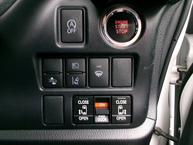 ヴォクシー　4WD(内装:ナビ)