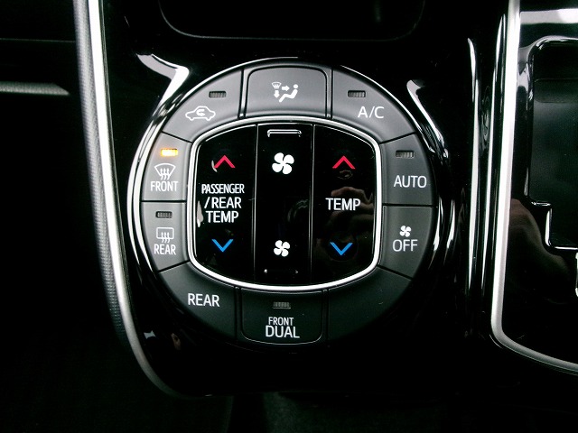 ヴォクシー　4WD(リアシート)